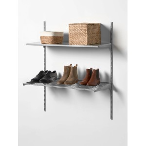 Set ripiano metallico a filo, 25,5x80,5 cm, bianco-alluminio, con scarpe e cesti su scaffali.