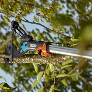 Cesoia a bypass Gardena Combisystem mentre taglia un ramo. Cesoie da giardino con manico telescopico.