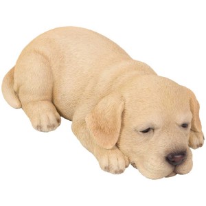 Schlafender, beiger Labrador-Welpe als Gartendeko von Vivid Arts, 5,5x18,5x9,7cm.