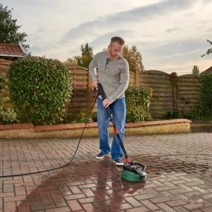 Nettoyeur multi-surfaces Bosch Aquasurf 280 en utilisation sur une terrasse.