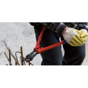 Uomo che taglia l'acciaio con un tronchese Knipex. Pinze con manici rossi.