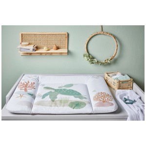 Large matelas à langer Rotho Sea Life avec motif tortue sur commode à langer.