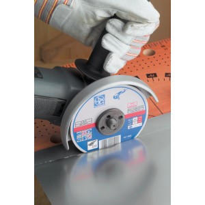 Disque à tronçonner LUX 115 mm utilisé sur une meuleuse d'angle pour couper du métal.