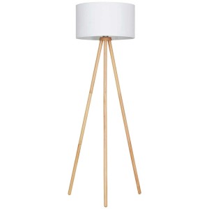 Lampadaire Brilo Floor blanc avec abat-jour en textile et pieds en bois, hauteur 148 cm.