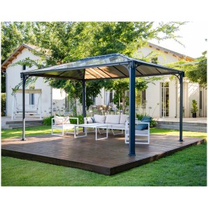 Gazebo Martinique 4300 con area salotto su terrazza in legno in giardino.