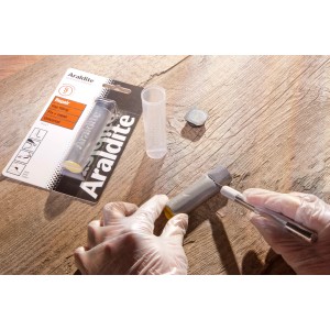 Araldite Repair Pâte à réparer 50g en utilisation : Coupe du mastic avec un cutter.
