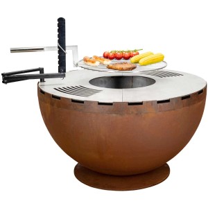 Brasero-barbecue Nouvel Firebowl 80 en tôle rouillée avec des aliments sur le gril.