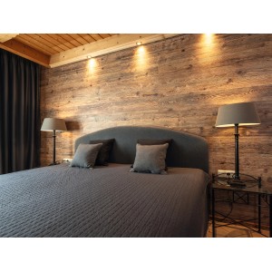 Chambre avec panneaux muraux Egger DecoWall Namur Fichte Natur comme revêtement mural.