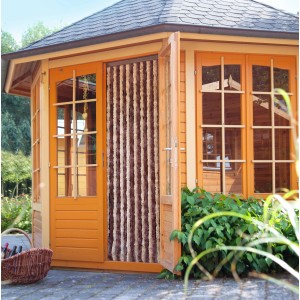 Rideau de porte 'Flauschi' marron-beige, 100x200 cm, dans une cabane de jardin. Moustiquaire décorative à mèches duveteuses.