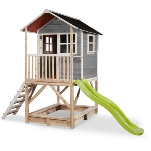 Cabane en bois grise EXIT Loft 500 avec toboggan, bac à sable et échelle.