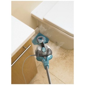 Nettoyeur vapeur Black+Decker avec patin de nettoyage triangulaire en utilisation dans une salle de bain.