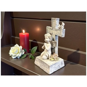 Sitzende Engelfigur aus Polyresin in Grau mit Kreuz, Rosen und Taube, 18,5 cm hoch.
