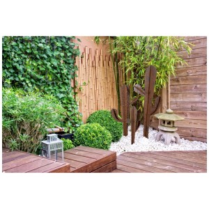Rostfarbener Nouvel Gartendeko Kaktus aus Metall, 150cm hoch, im dekorierten Garten.
