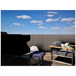 Balcone con paravento grigio Rügen Schiefer, 90x300 cm, e mobili da giardino su sfondo di cielo blu.