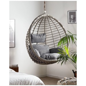 Sedia sospesa grigia Beliani Tollo in polyrattan con cuscini interni.