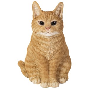 Detailreiche Dekofigur: Sitzende, ginger-farbene Katze, 20 cm hoch, ideal für die Gartendekoration.