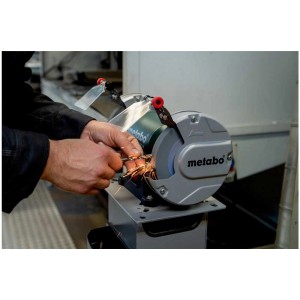 Meuleuse double Metabo DS 150 M étincelant lors du meulage d'une pièce.