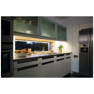 Osram LED-Unterbauleuchte Linear Flat Sensor in Küche, Aluminiumgehäuse, warmweißes Licht.