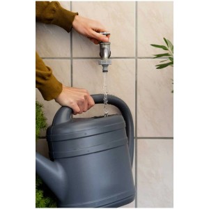 Raccord de robinet Gardena (G 3/4) en utilisation : L'eau coule du robinet dans un arrosoir.