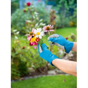 Gants de jardin en nylon bleu taille 9 coupant des fleurs dans le jardin.
