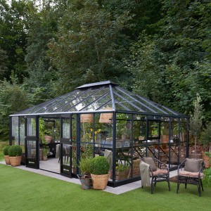 Serra Juliana Grand Oase 25 in nero-antracite. Serra in vetro accessibile con doppia porta in giardino.