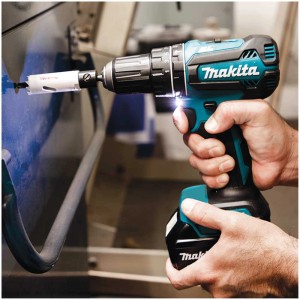 Trapano avvitatore a percussione a batteria Makita DHP485ZJ che fora con sega a tazza.
