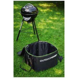 Barbecue a gas Outdoorchef Chelsea 420 G con borsa da trasporto su erba.