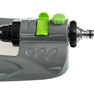 Irrigatore oscillante Geka in grigio-verde, dettaglio dell'irrigatore con comandi verdi.