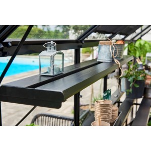 Étagère Halls Qube noire (138 cm) dans une serre avec décoration.