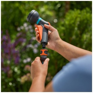 Set doccia Gardena Classic 2 pezzi con connettore Water Stop in uso.