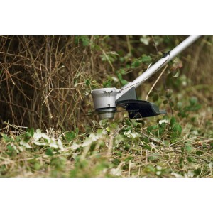 Tagliabordi a batteria Bosch AdvancedBrushCut 36V in uso, taglia erba e sterpaglie.
