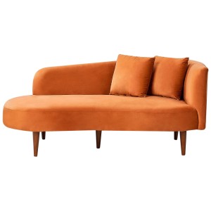 Chaise longue Chaumont en velours orange avec coussins et pieds en bois.