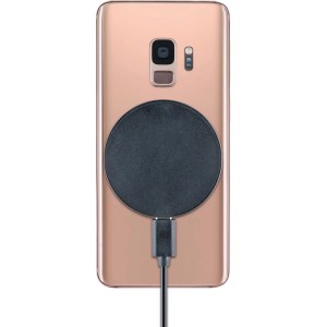 Chargeur sans fil magnétique Schwaiger chargeant un smartphone sans fil via la norme Qi.