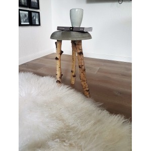Tavolino fai-da-te in calcestruzzo per hobby Ultrament con gambe in legno e decorazioni.