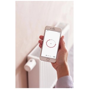 Danfoss Ally Heizkörperthermostat mit App-Steuerung am Heizkörper.