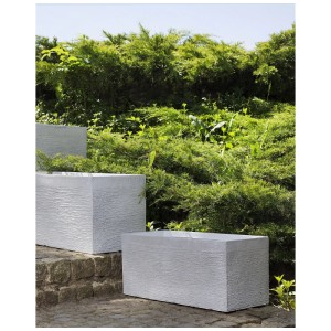 Fioriera bianca Beliani Myra (24x50x23 cm) in fibra di argilla in giardino.