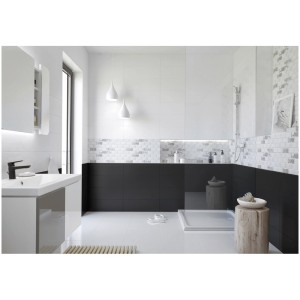 Salle de bain avec carrelage mural Cersanit Indira Structure Multicolor, 20x60 cm, en structure de mur de briques.