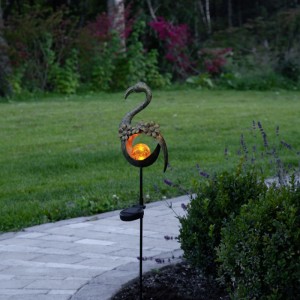 LED-Solarstab Vogel mit goldfarbener Metallform und leuchtender Glaskugel. Ideal als Solar-Deko im Garten.