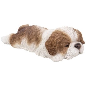 Schlafender, brauner Shih-Tzu-Welpe als Gartendeko, 6x21,8x11cm.