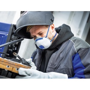 Uomo che salda con casco e maschera respiratoria LUX-TOOLS FFP2 Carbon.