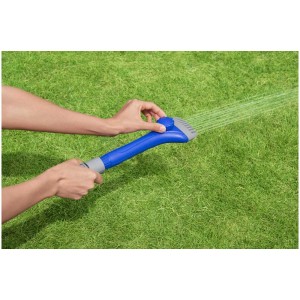 Bestway Flowclear AquaLite accessorio di pulizia per cartucce filtro in uso.
