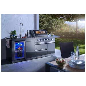 Cucina da esterno Buschbeck Cambridge con grill, frigo e lavello in giardino.