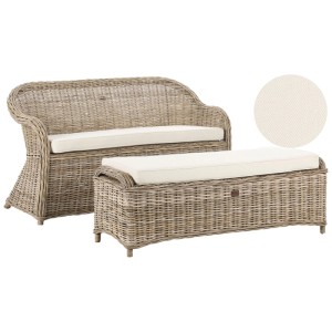 Banc de jardin en rotin Susua avec ottoman, tressage naturel et coussins crème. Ensemble 2 places extérieur.