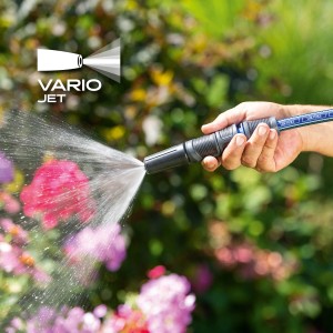 Set spruzzatore per pulizia LUX in azione: getto d'acqua dall'irroratore da giardino per pulizia o irrigazione.