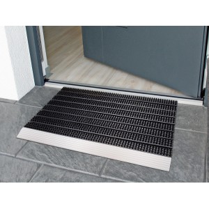 Paillasson en aluminium 43x75cm devant une porte d'entrée grise. Tapis anti-salissures avec profilé en aluminium pour l'extérieur.