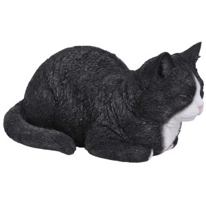 Schlafende schwarz-weiße Deko-Katze der Marke Vivid Arts für den Garten.
