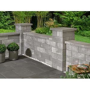 Gartenmauer aus grauen Lindeza Mauersteinen mit Pfeilern und Abdeckung.