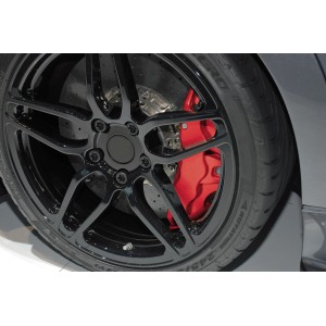 Set vernice pinze freni Foliatec rosso su cerchio nero. Look sportivo per la tua auto.