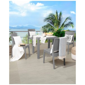Set sedie da giardino Beliani Fossano, 4 sedie in plastica grigio chiaro effetto rattan su terrazza.
