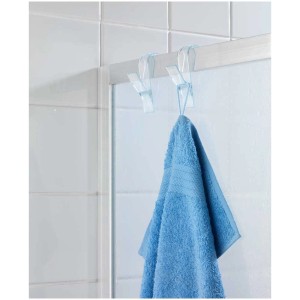 Set di 2 ganci trasparenti Wenko su termosifone portasciugamani con asciugamano blu.